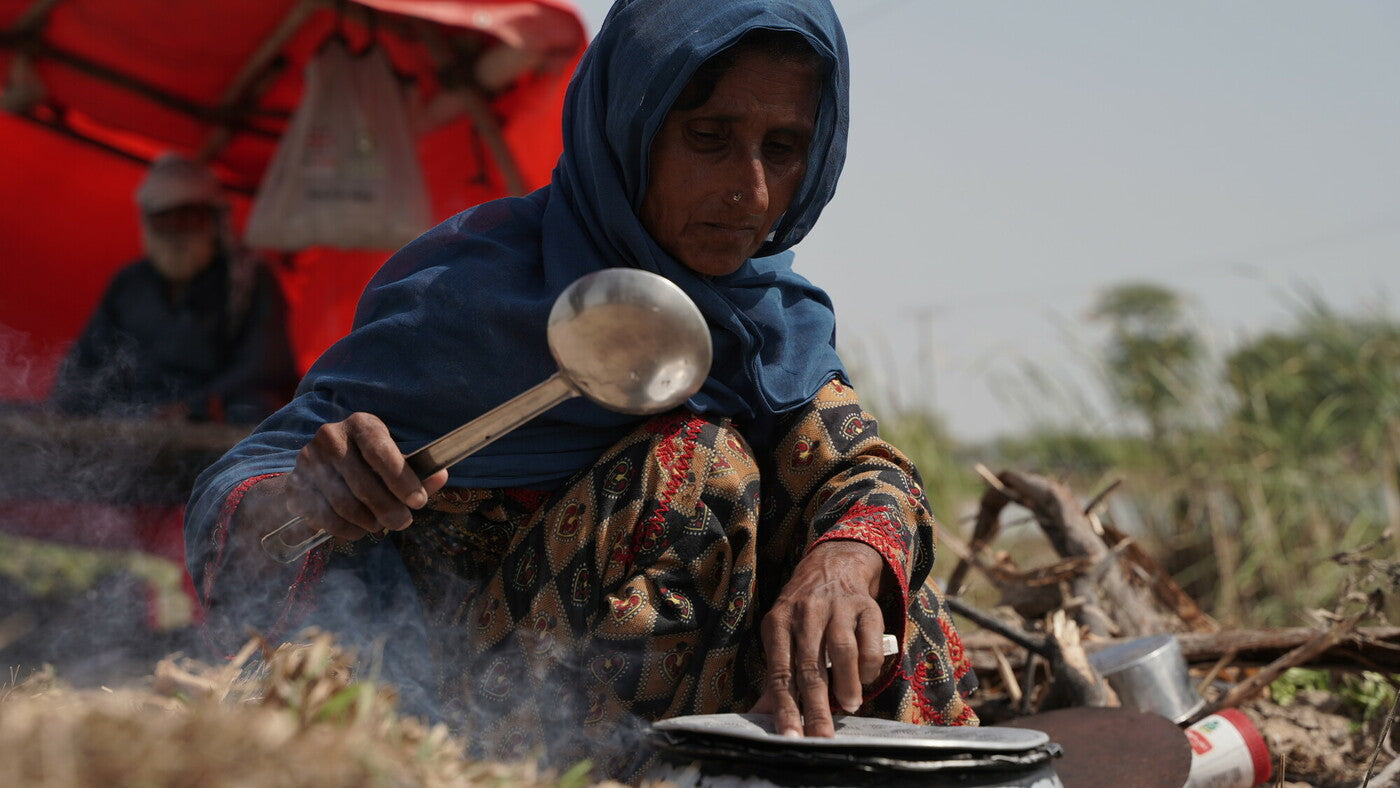 Pakistan: Imam, using floodwater for cooking and other chores. Photo: Ingenious Captures/Oxfam Pakistan: Imam, using floodwater for cooking and other chores. Photo: Ingenious Captures/Oxfam