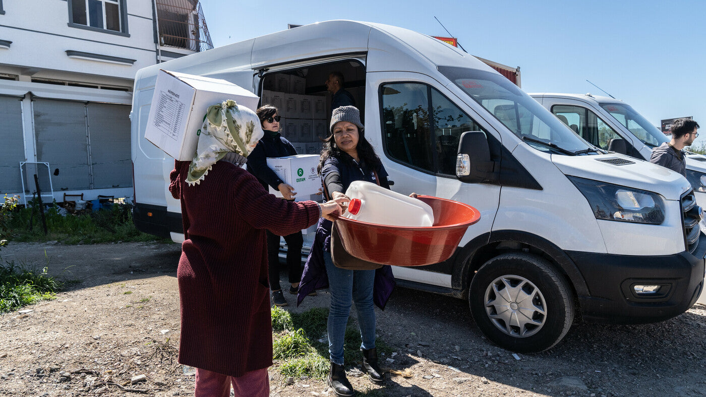 Turkiye: Delivery of hygiene kits in Samandag, Hatay province. Photo: Mustafa KaraAli/Oxfam Turkiye: Delivery of hygiene kits in Samandag, Hatay province. Photo: Mustafa KaraAli/Oxfam