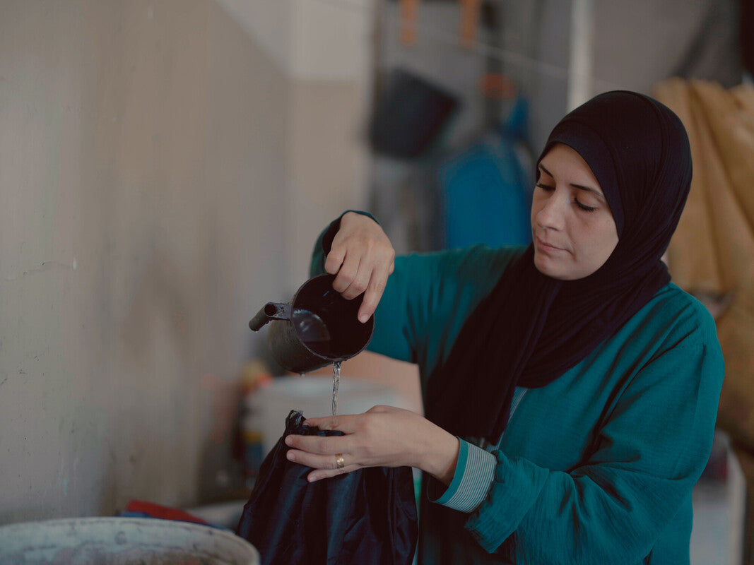 Gaza, Occupied Palestinian Territories: Oxfam and its partners, Juzoor for Health and Social Development and the Association for Women and Child Protection, are implementing the
Menstrual Hygiene Management project. “The black hygiene kit provided by Oxfam really helped us,” Marwa said. Photo: Alef Multimedia/Oxfam.